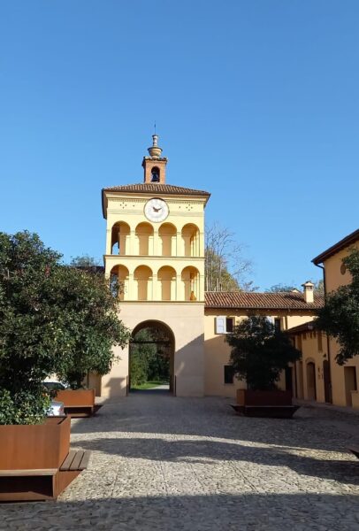 La torre dell'orologio con le logge sopra l'arco d'ingresso, nel borgo di Colle Ameno