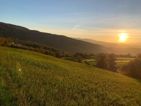 Tramonto sui prati in pendio dell'Appennino tosco-emiliano